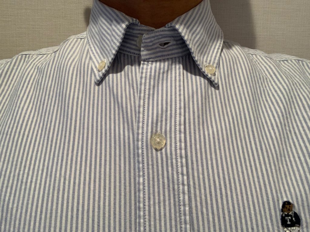 ボタンダウンシャツの襟のボタンを逆さに留めるスタイルの魅力